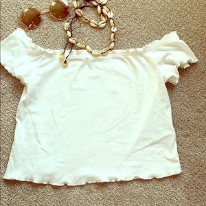 White off the shoulders shirt🌺
